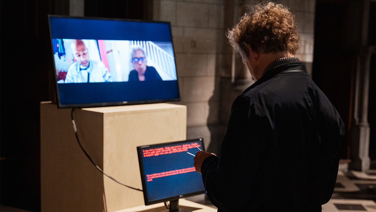 Bezoeker aan de expo 'it goes without saying'