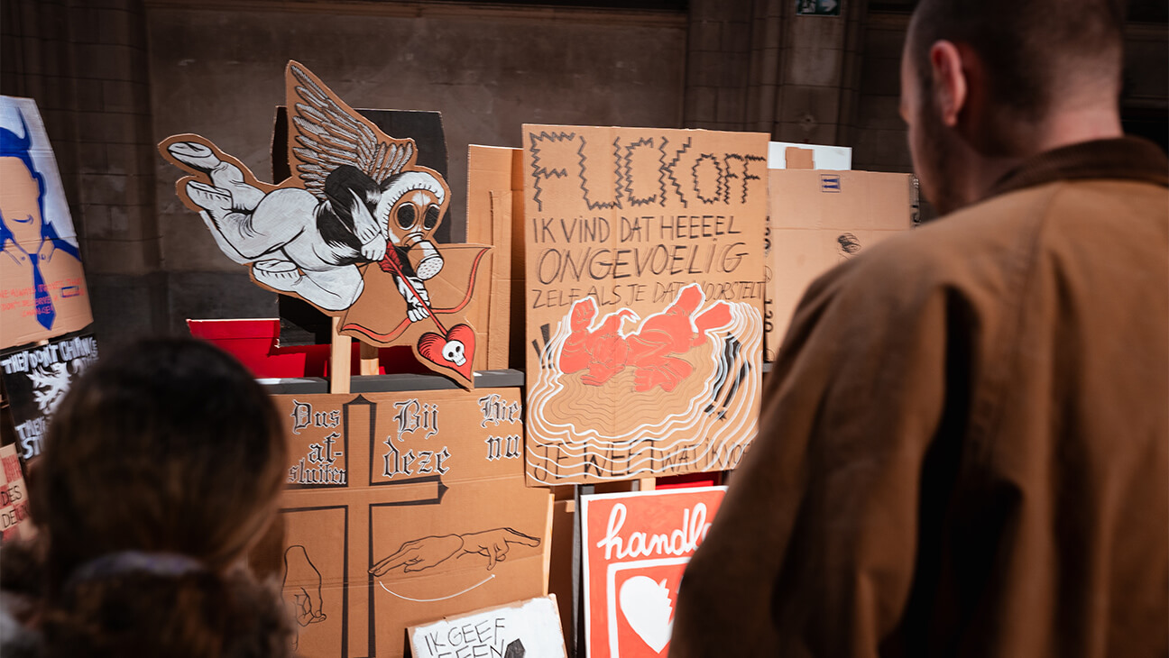 Bezoeker aan de expo 'it goes without saying'