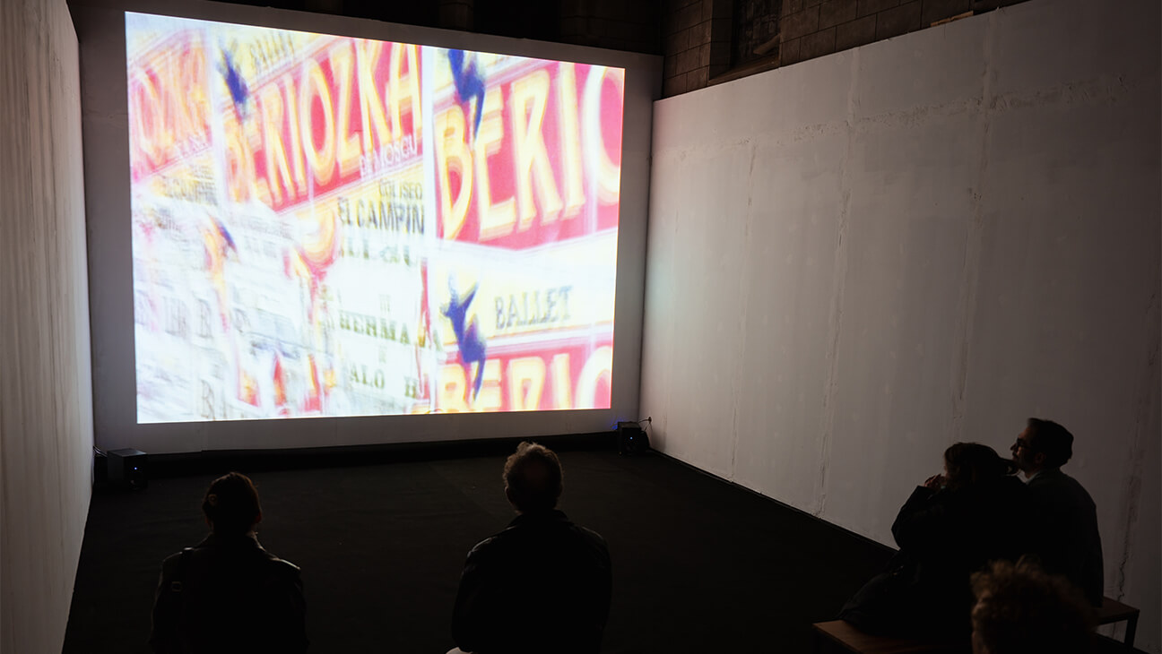 Bezoeker kijken naar een film op de expo 'it goes without saying'