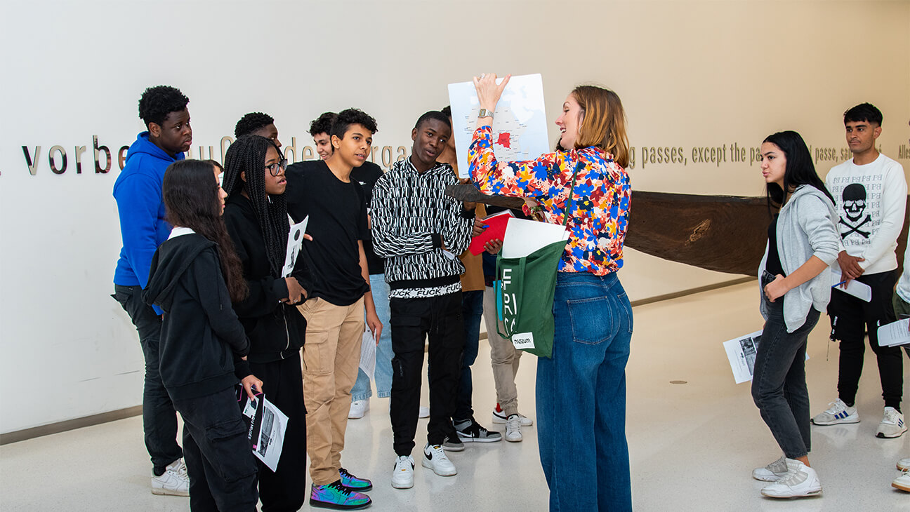 Bezoekers met gids aan de expo 'Congopanorama. De kunst van propaganda.'
