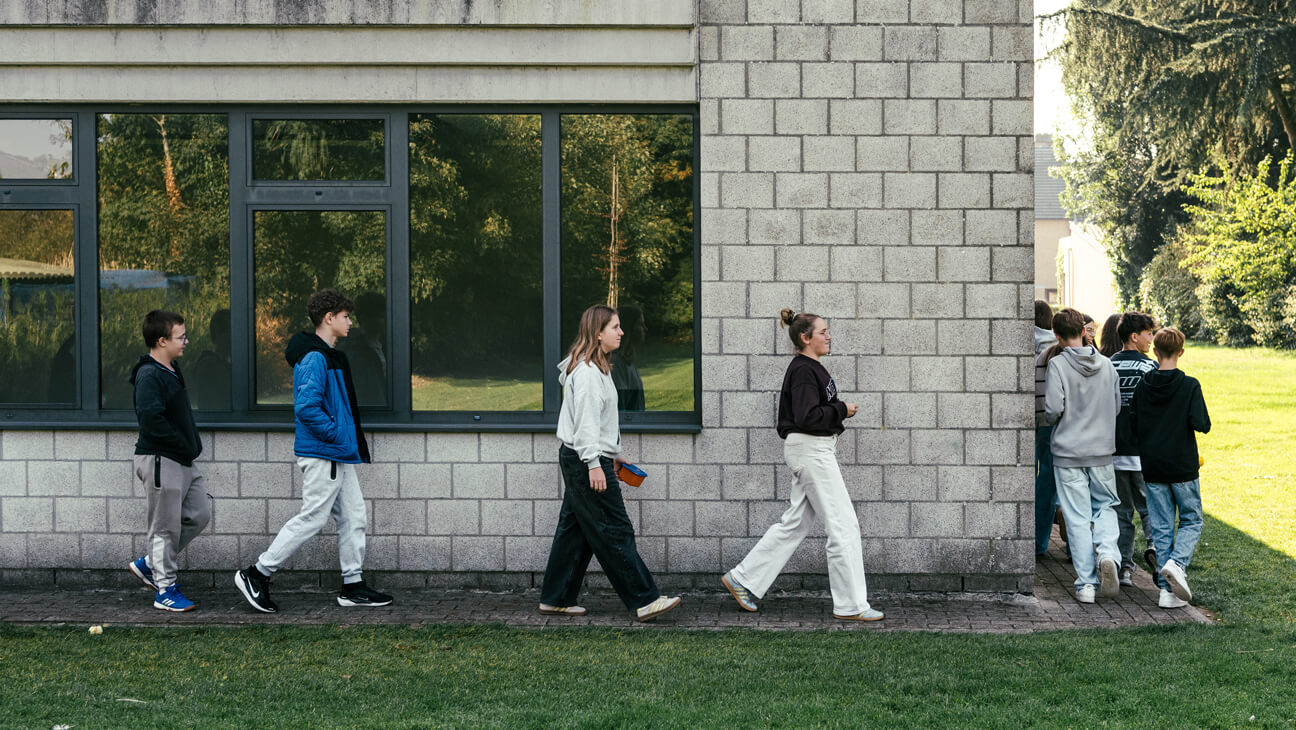 Tussen de lesblokken wandelen de leerlingen rond het schoolgebouw op de Flow Highschool