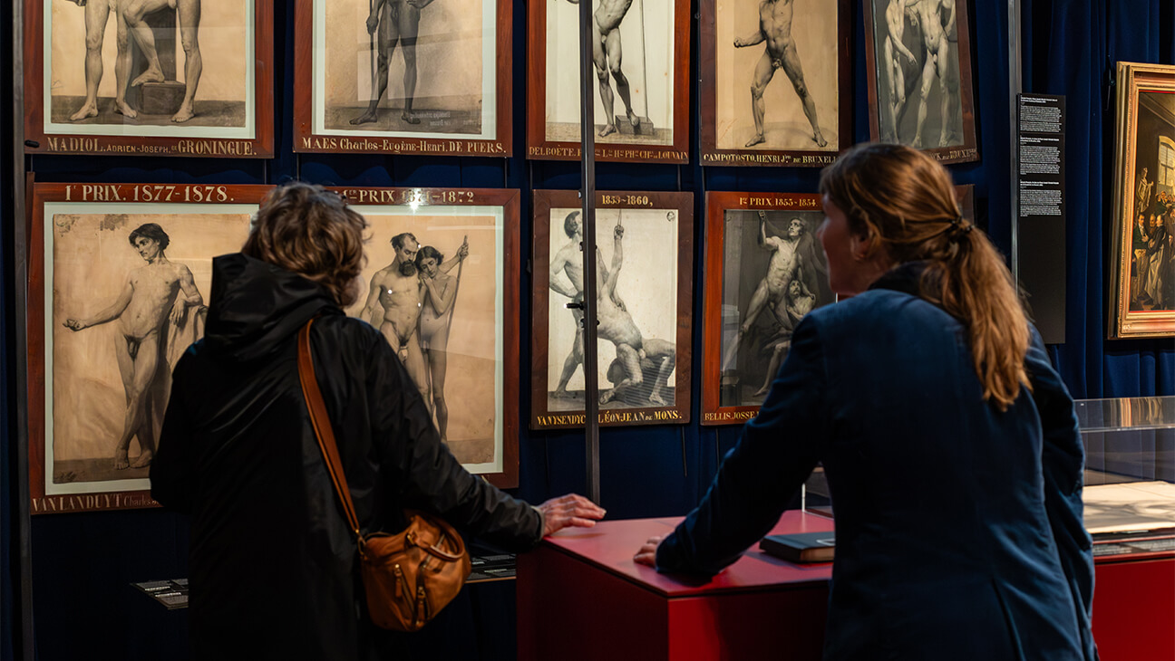 Bezoekers aan de Expo Naakt! De eerste prijzen van de Academie van Brussel