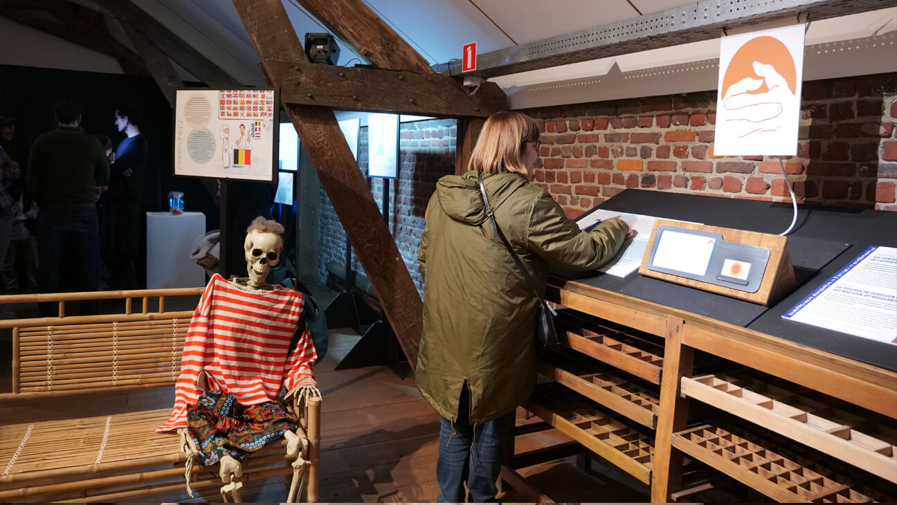 Bezoeker op de expo 'Beldavia'