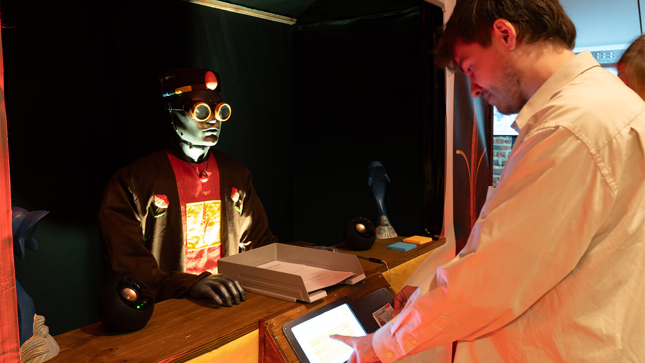 Bezoeker op de expo 'Beldavia'