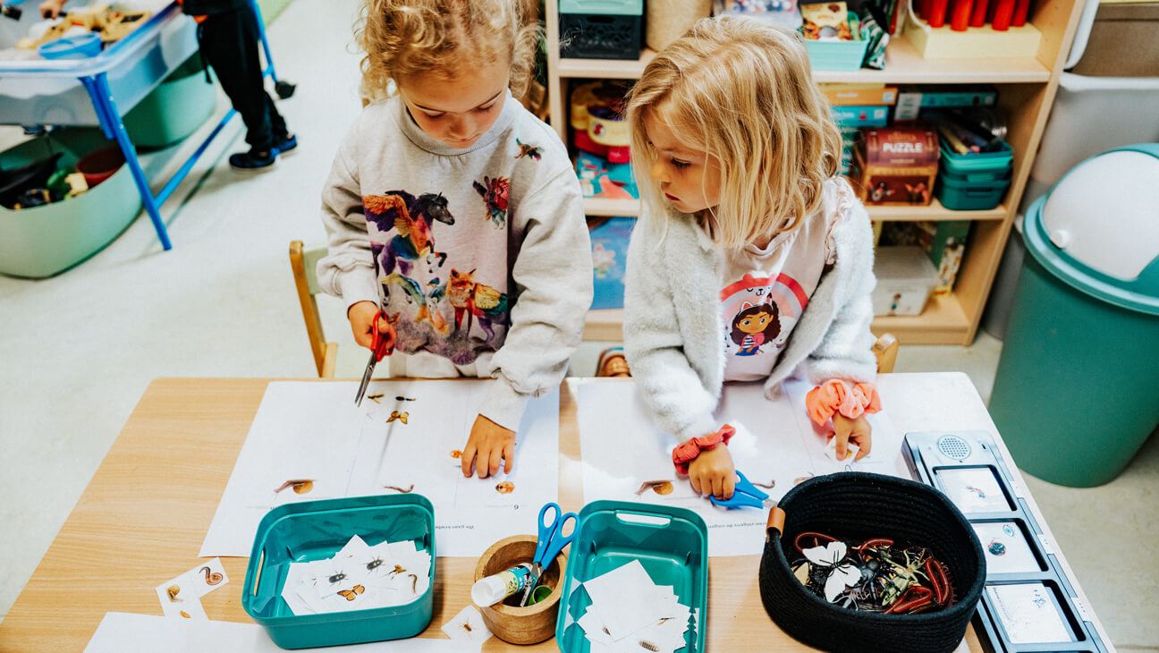 Kleuters knippen en plakken