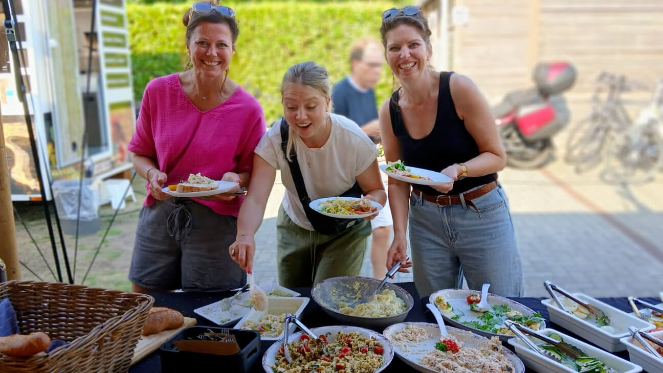 Vrouwen aan een buffet