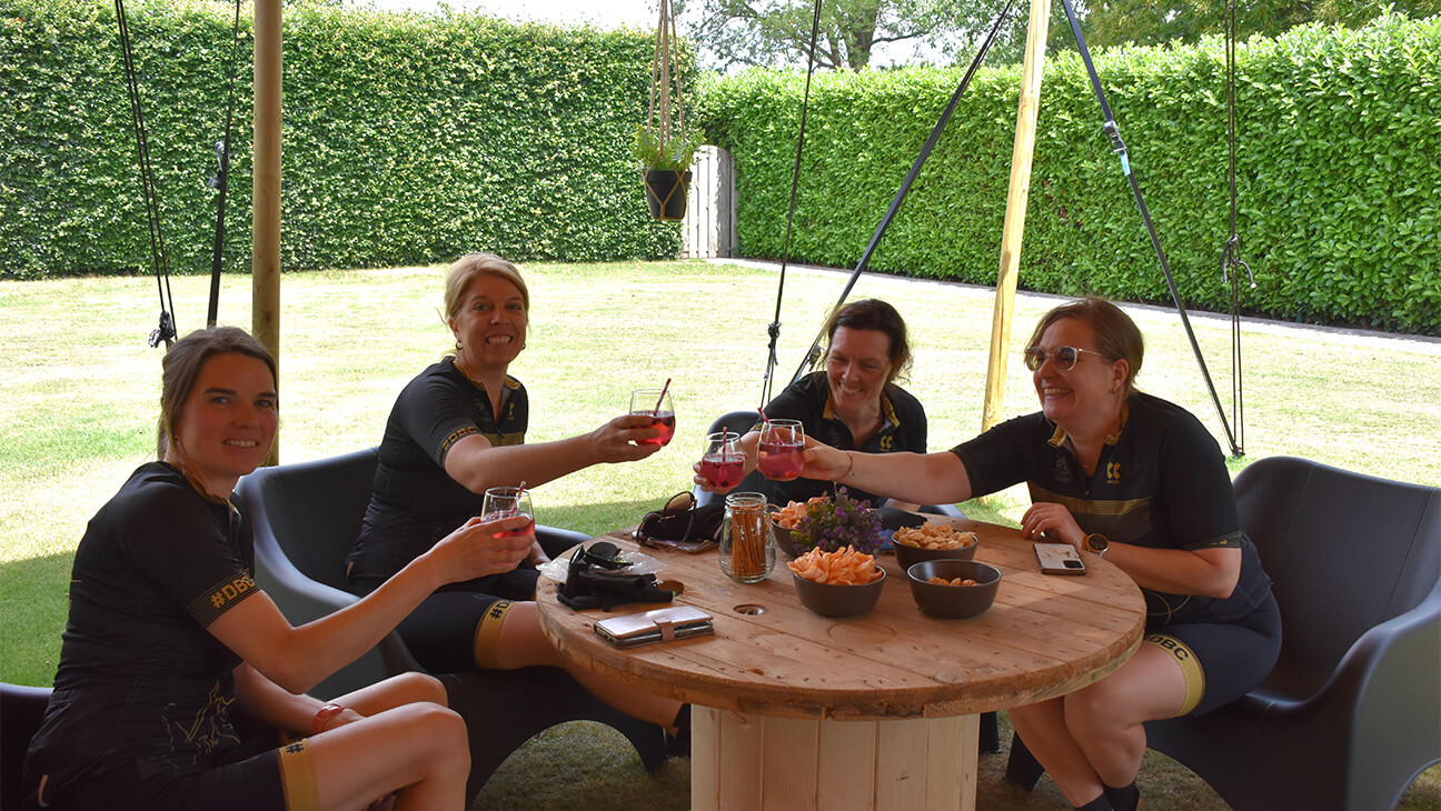 Vrouwen op een terras