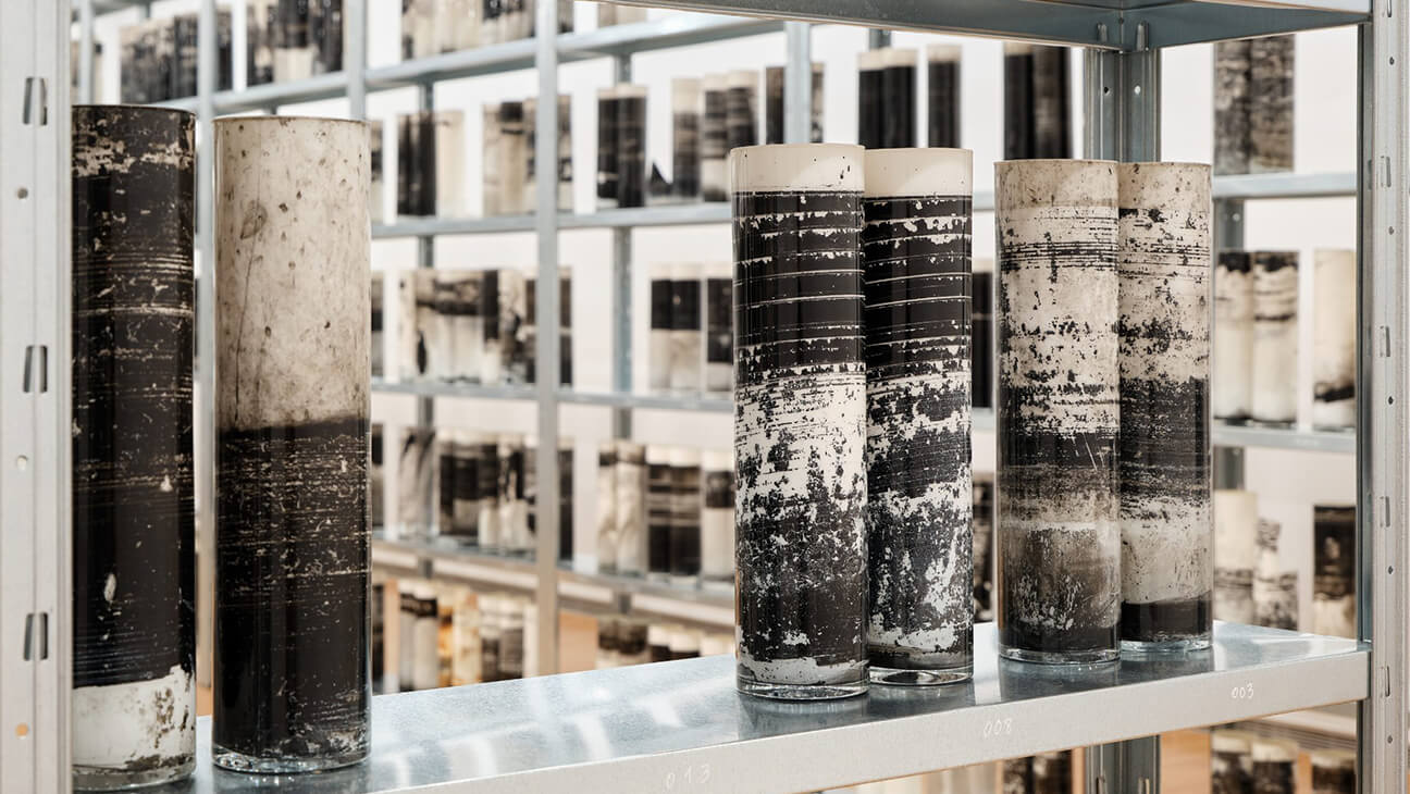 verweerde glazen cilinders op de expo 'Biblioteca Nacional'