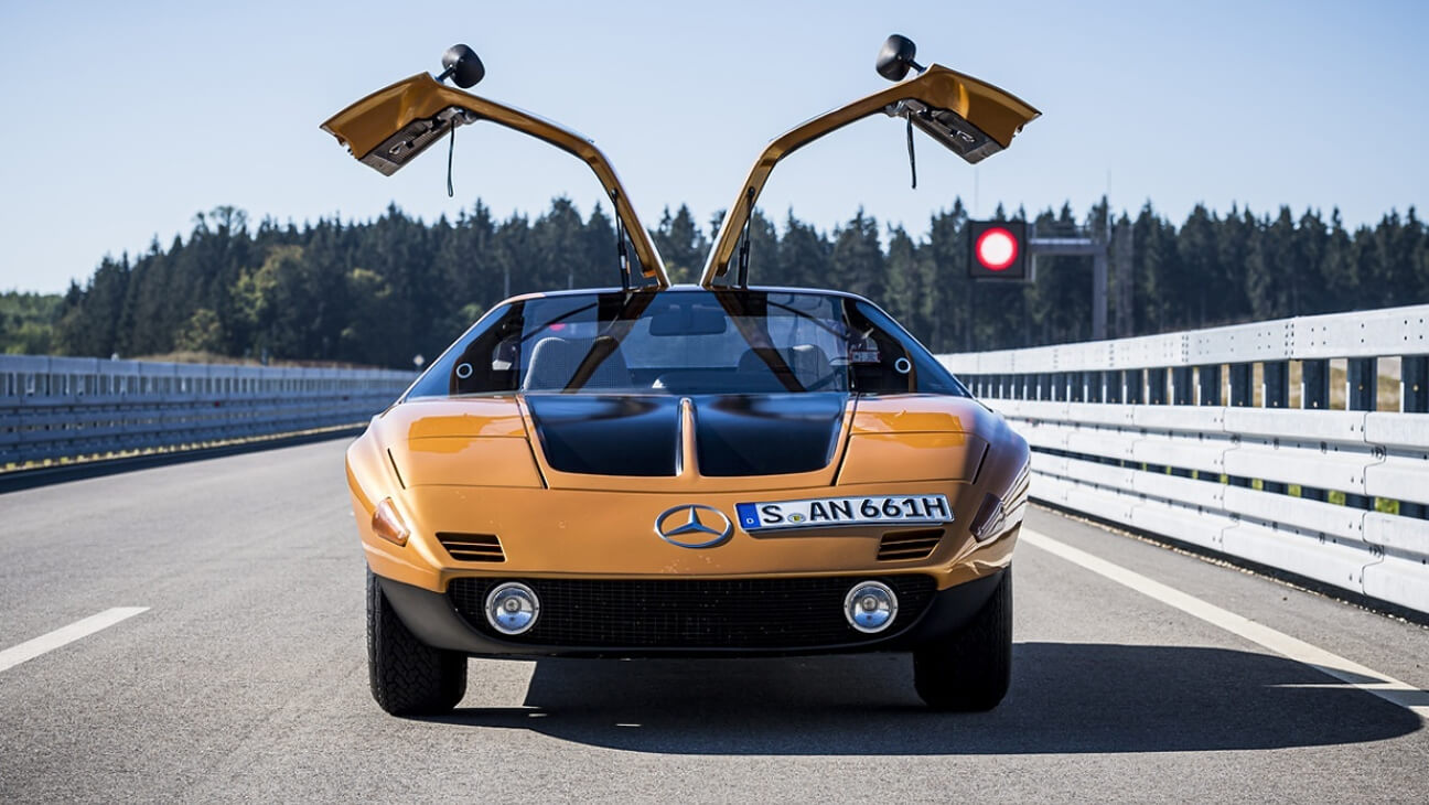 Oldtimer Mercedes met opengeklapte deuren