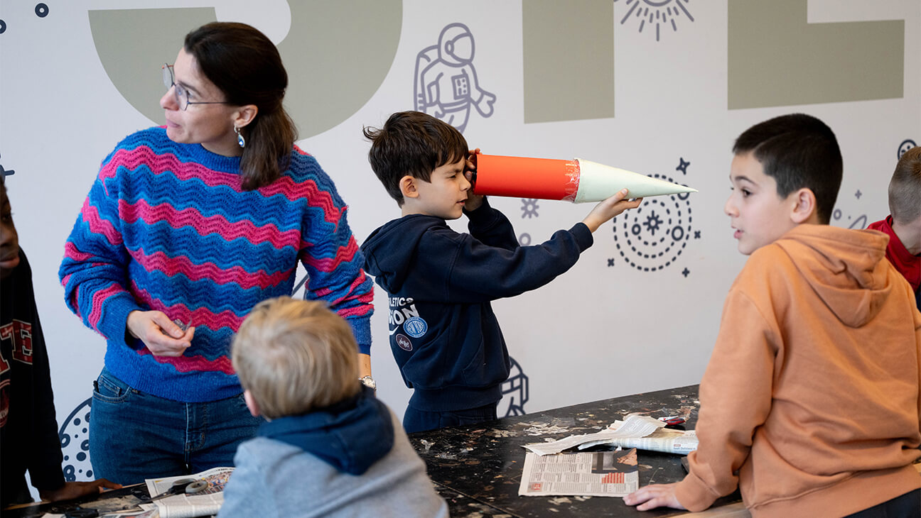 Jongen met een zelfgemaakte raket