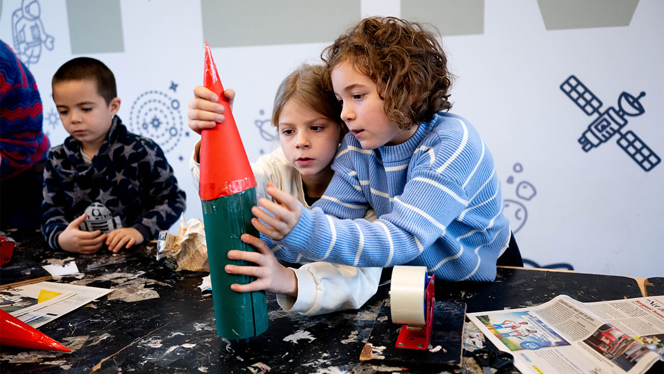 2 leerlingen bouwen een raket in cosmodrome in Genk