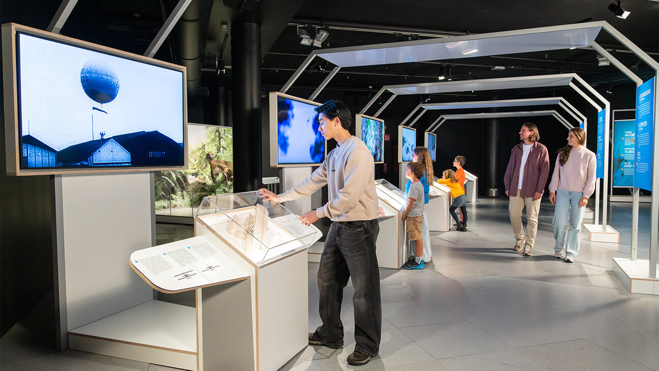 Bezoekers aan de expo 'Flight'