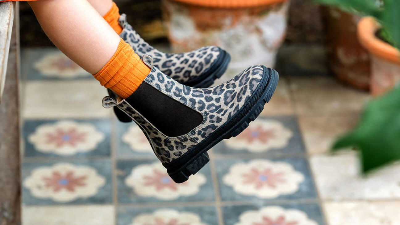 Meisje met kinderschoenen van Schoenwinkel Hippeschoentjes