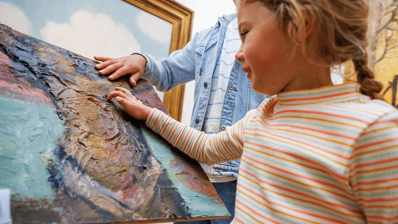 Kind voel aan een schilderij