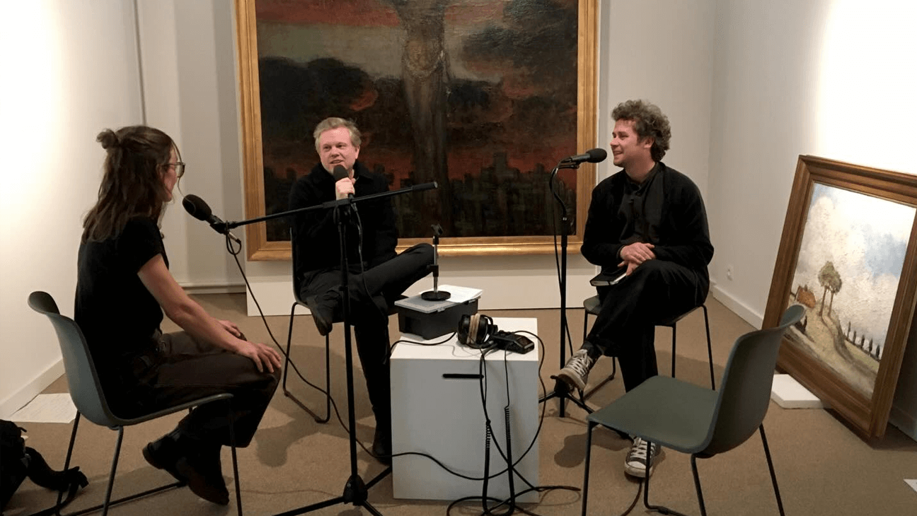 2 mannen en een vrouw nemen een podcast op