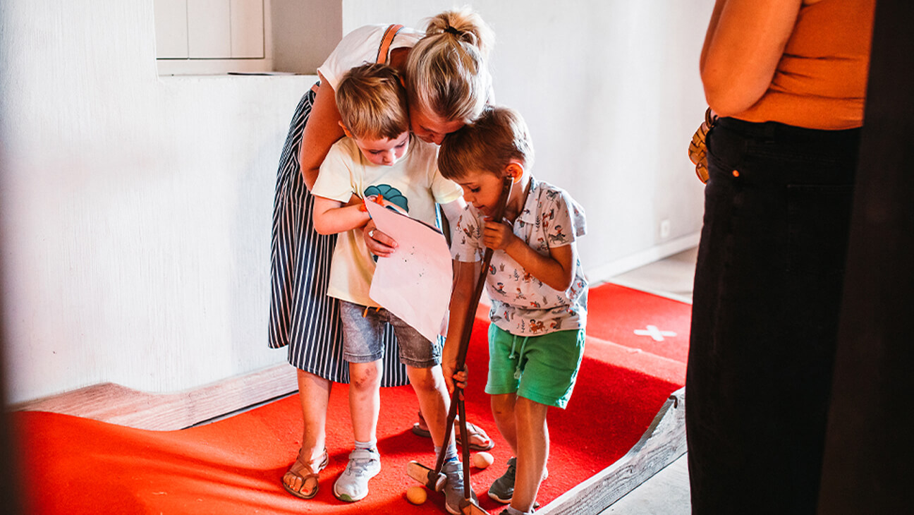 Moeder en kinderen tijdens de expo 'Ridder Muis en de kleren van Koning'