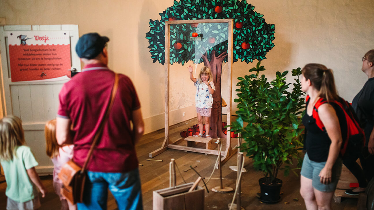 Kind tijdens de expo 'Ridder Muis en de kleren van Koning'