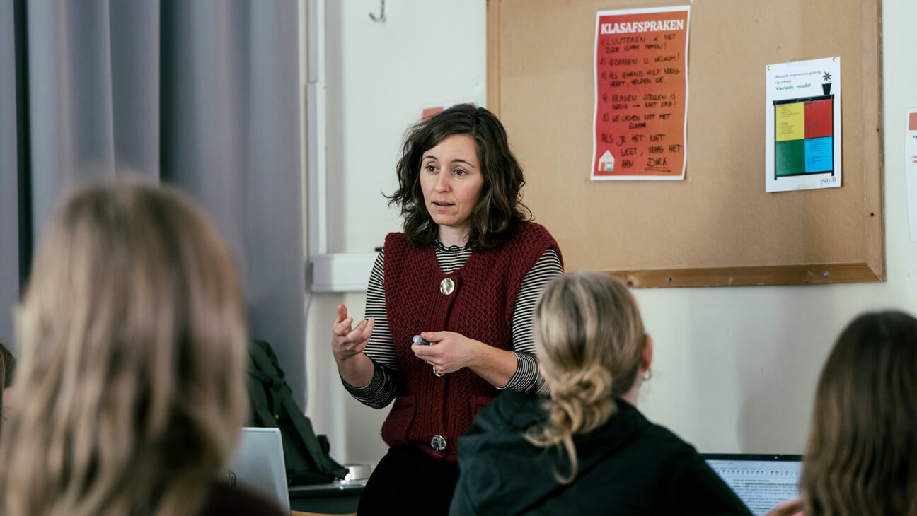 Elien Roose, leraar sociologie, psychologie, sociale en gedragswetenschappen spreekt over leerproces leerlingen 