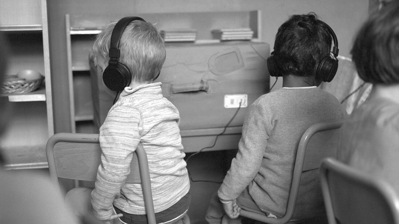 École active. Écouter, 2022-2025. Zwart-wit gelatinezilverdruk, 58 × 71 cm (beeld), 78 × 91 cm (papier)