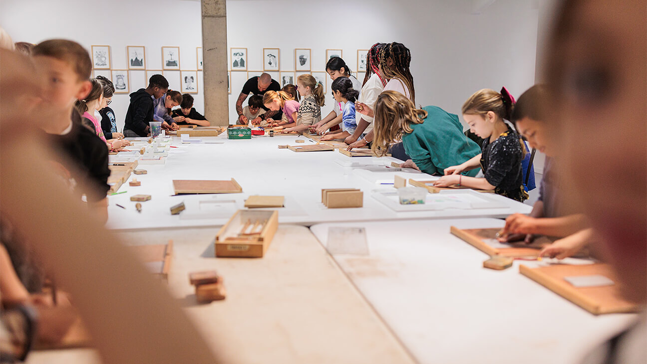 Kinderen op de expo 'Sara Conti. CORLANDIA'