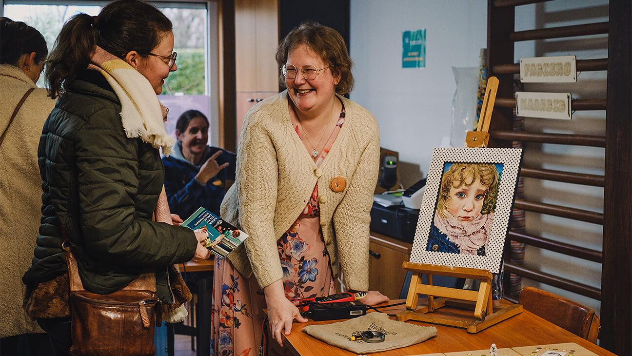 Vrouw toont haar eindwerk