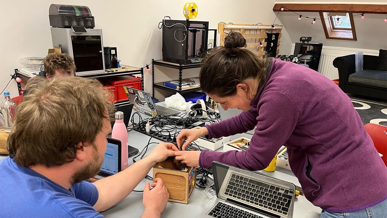 2 leerlingen bezig met Elektronica in Fabzero