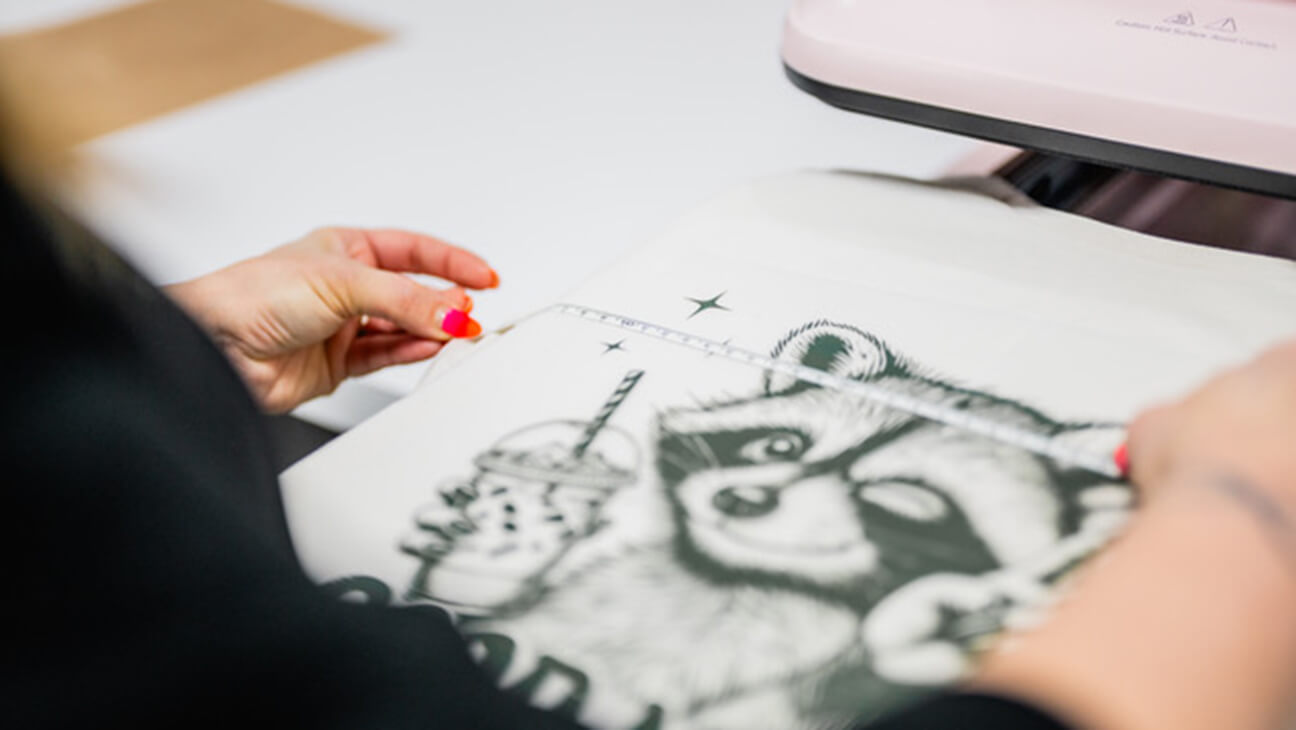 Persoon aan het knutselen