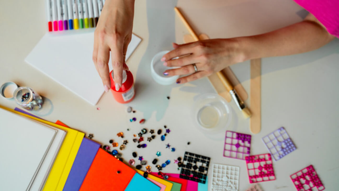 Persoon aan het knutselen