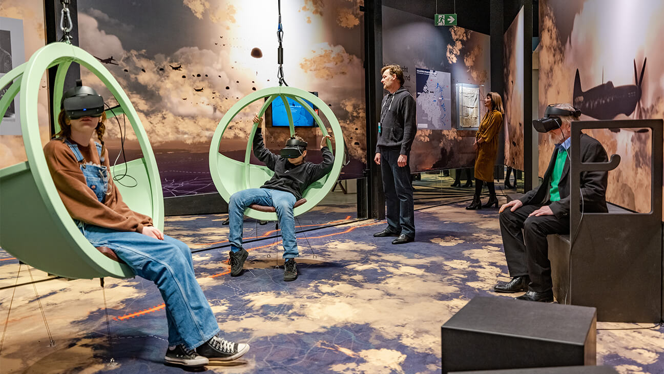 Bezoekers met VR-bril in Liberation Garden