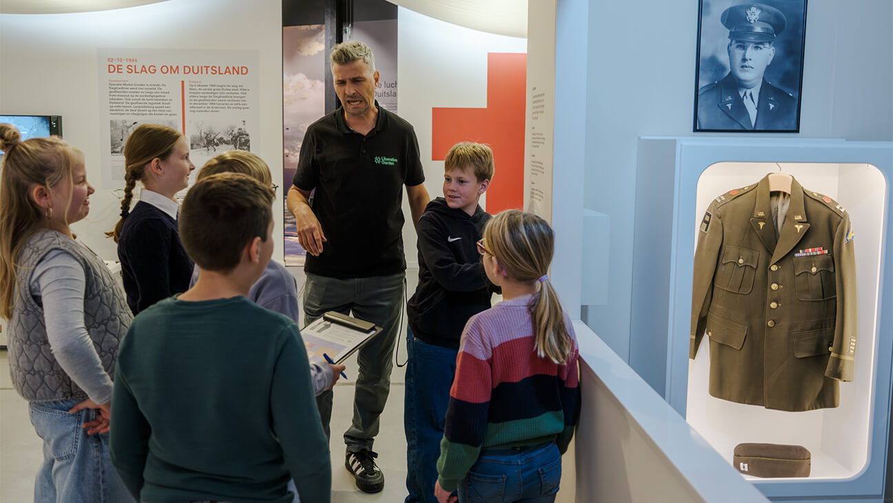 Klas met een gids in Liberation Garden