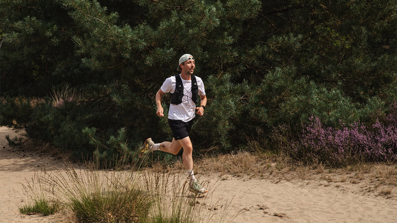 Man loopt in de natuur