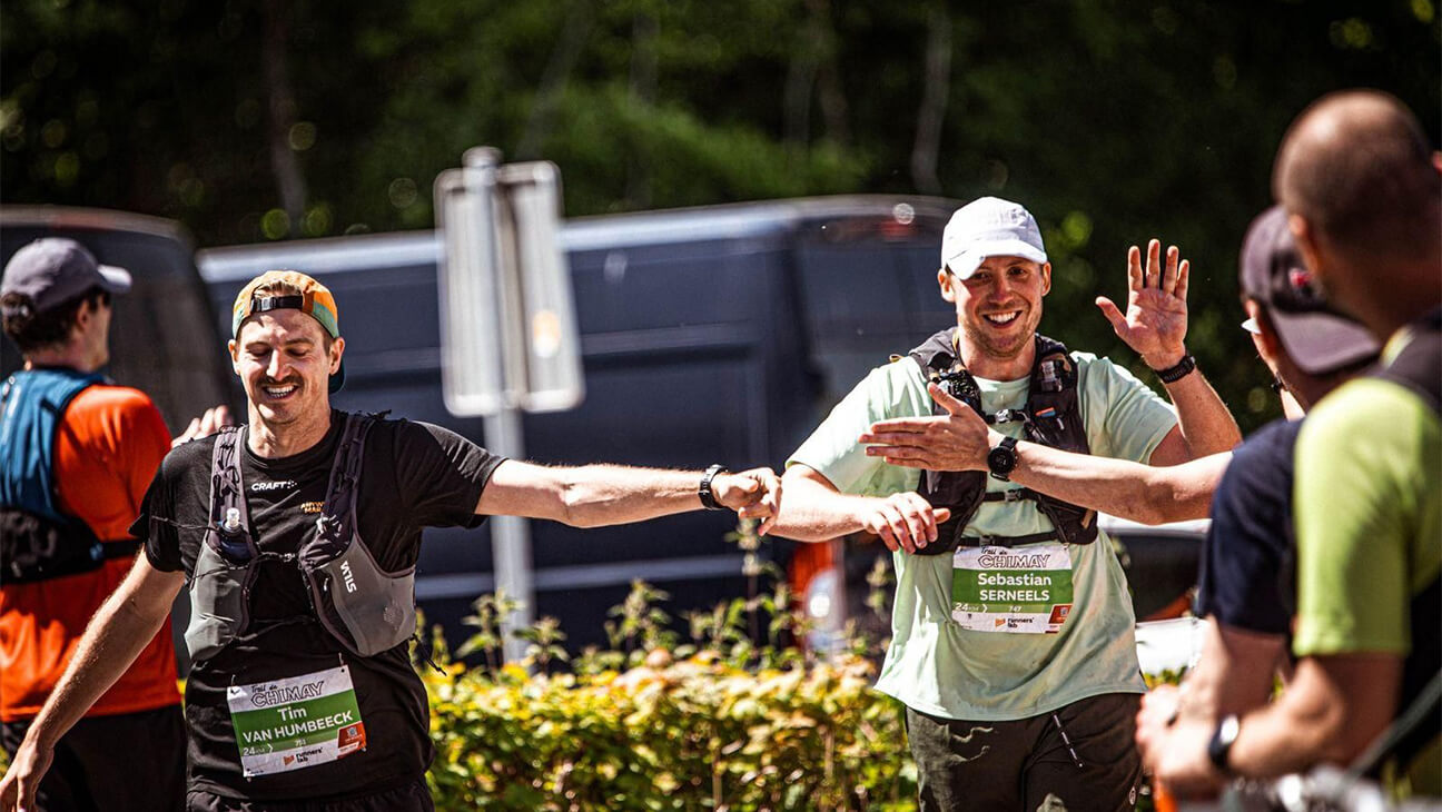 2 vrienden lopen in een loopwedstrijd