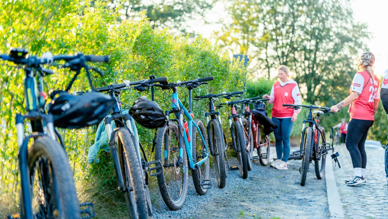 Mountainbikefietsen tegen een omheining