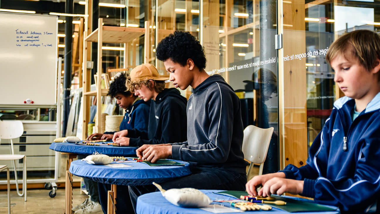 Jongens aan het kantklossen in Texture