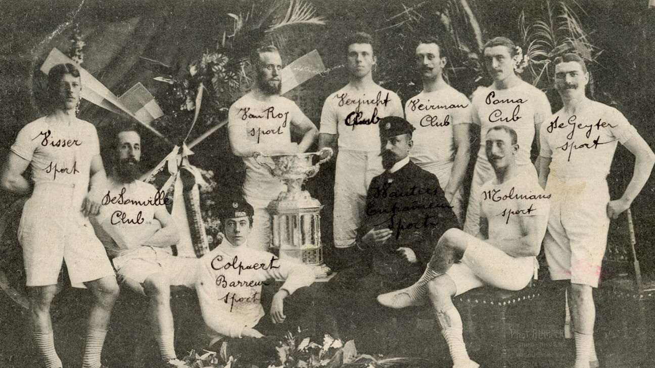 Oude foto van een sportclub met een grote beker