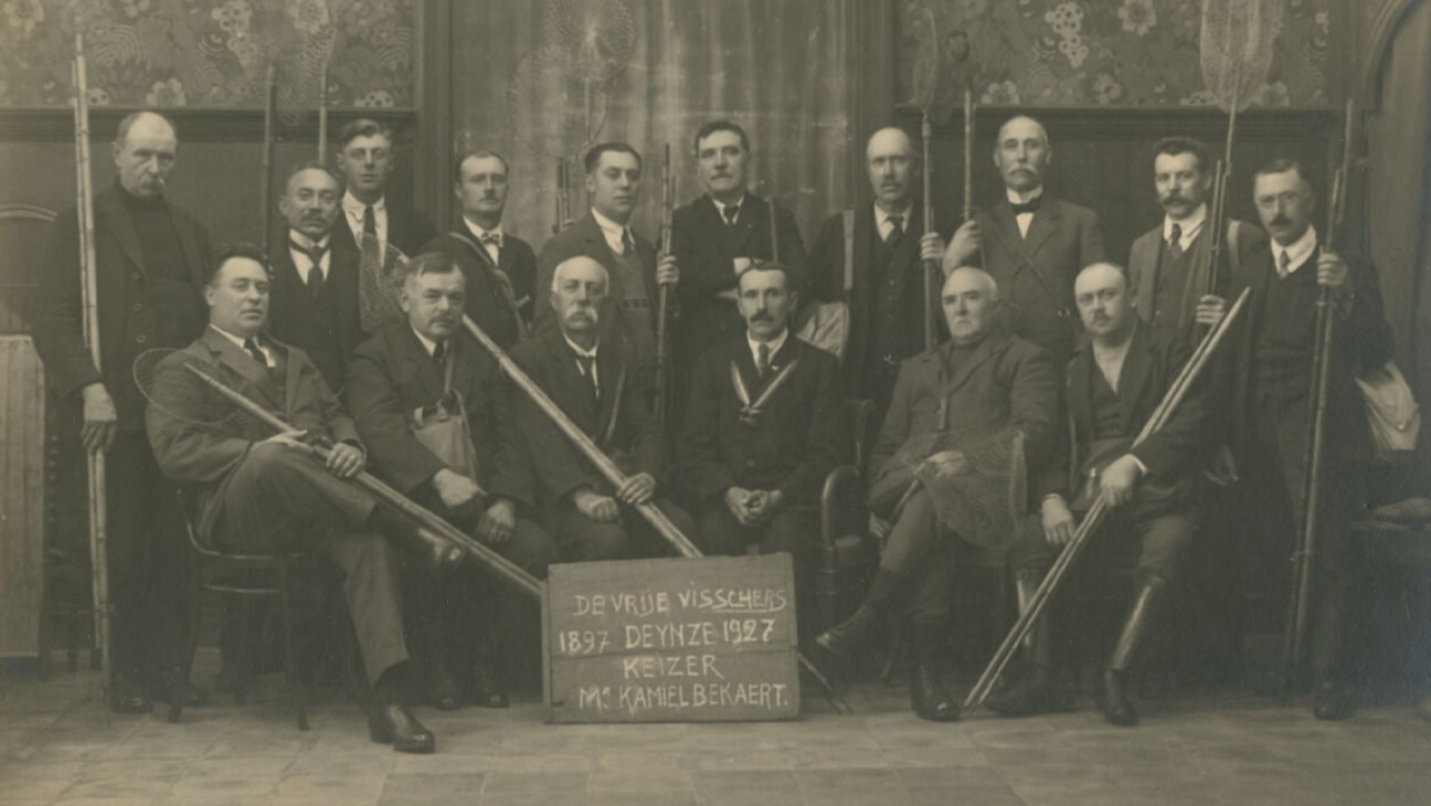 Oude foto van een vissersclub