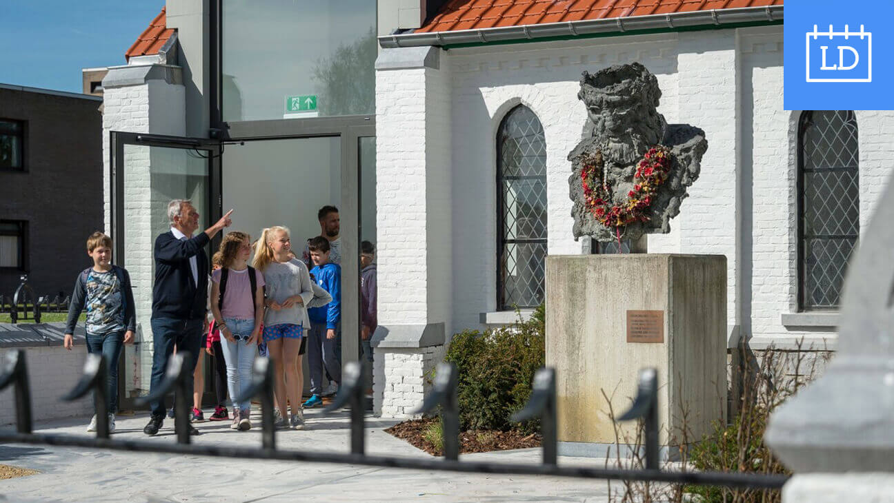 Buitengevel met bezoekers voor het Damiaanmuseum in Tremelo