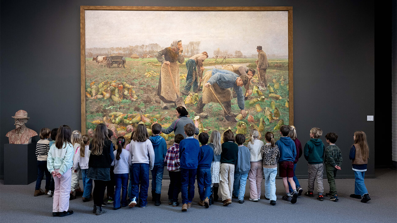 Kinderen bij een schilderij op klasuitstap naar Mudel