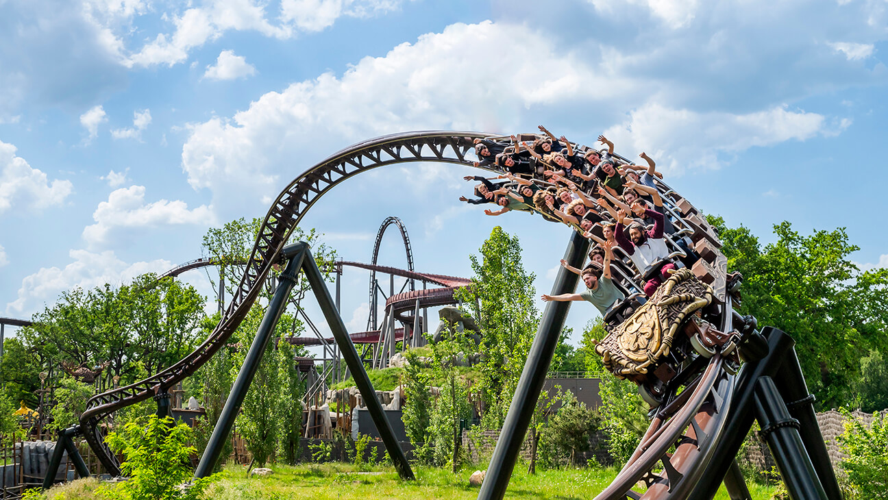 Gezin op een rollercoaster in Parc Astérix