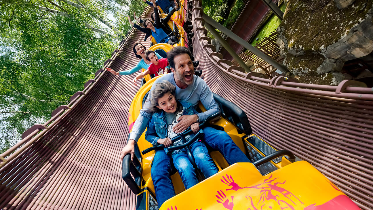 Gezin op een rollercoaster in Parc Astérix