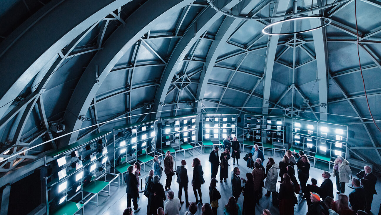 Bezoekers aan de expo 'Supply Chain' in het atomium
