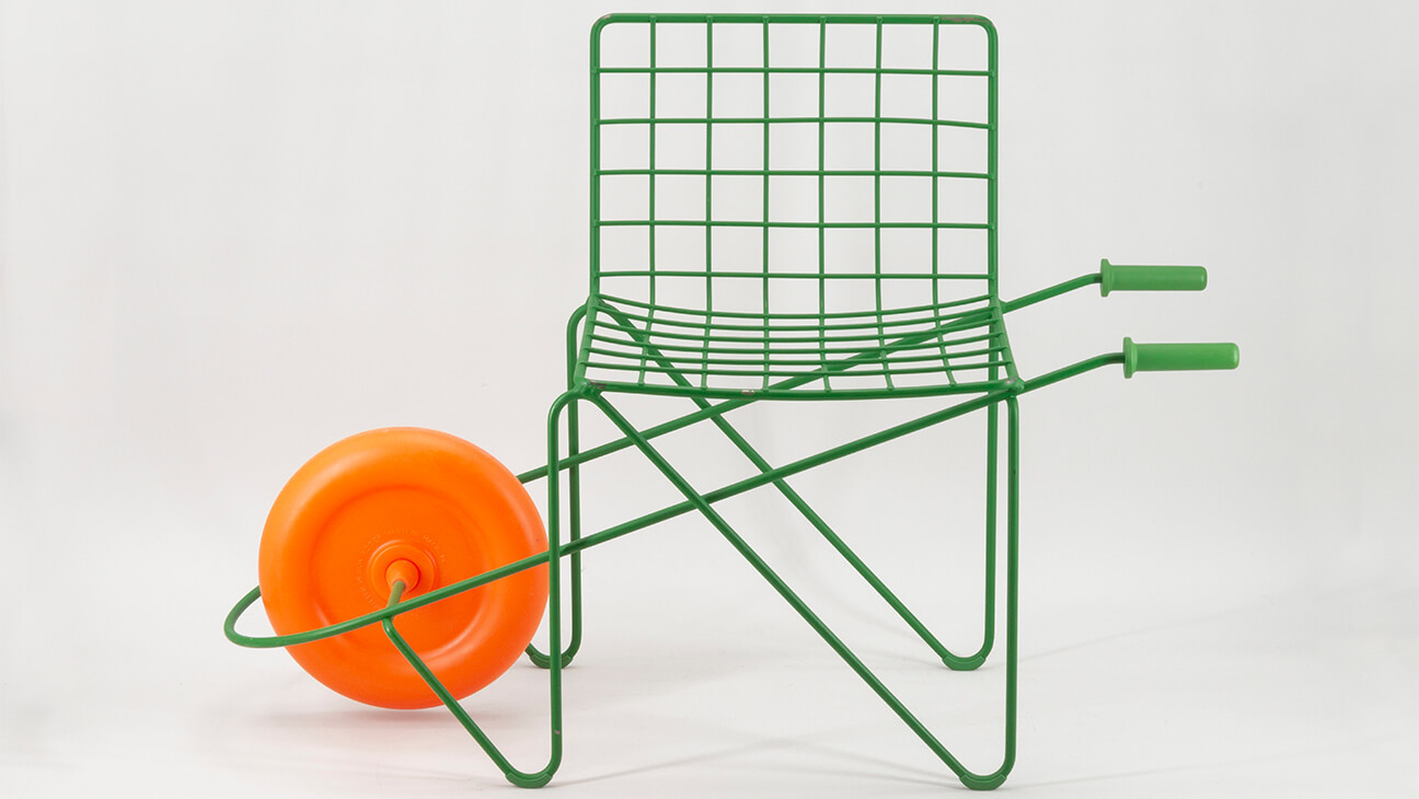 Design stoel en kruiwagen