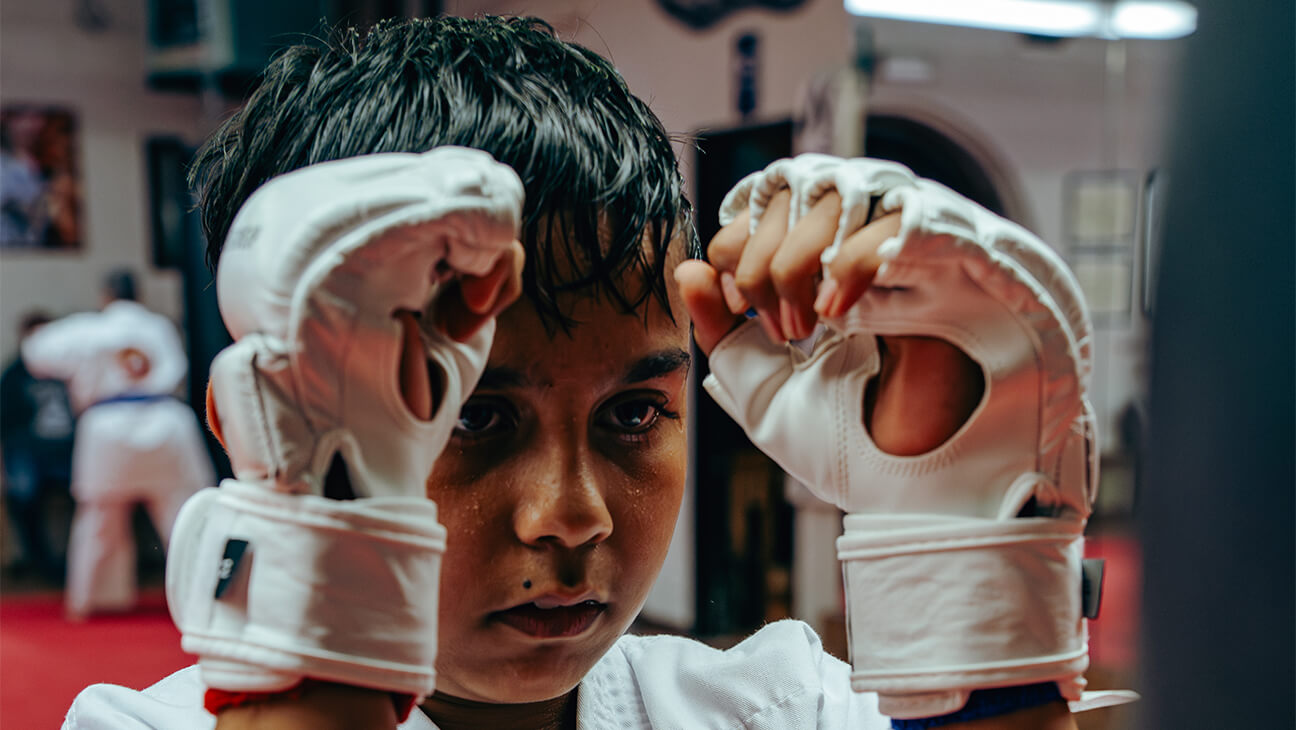 Jongen die karate doet