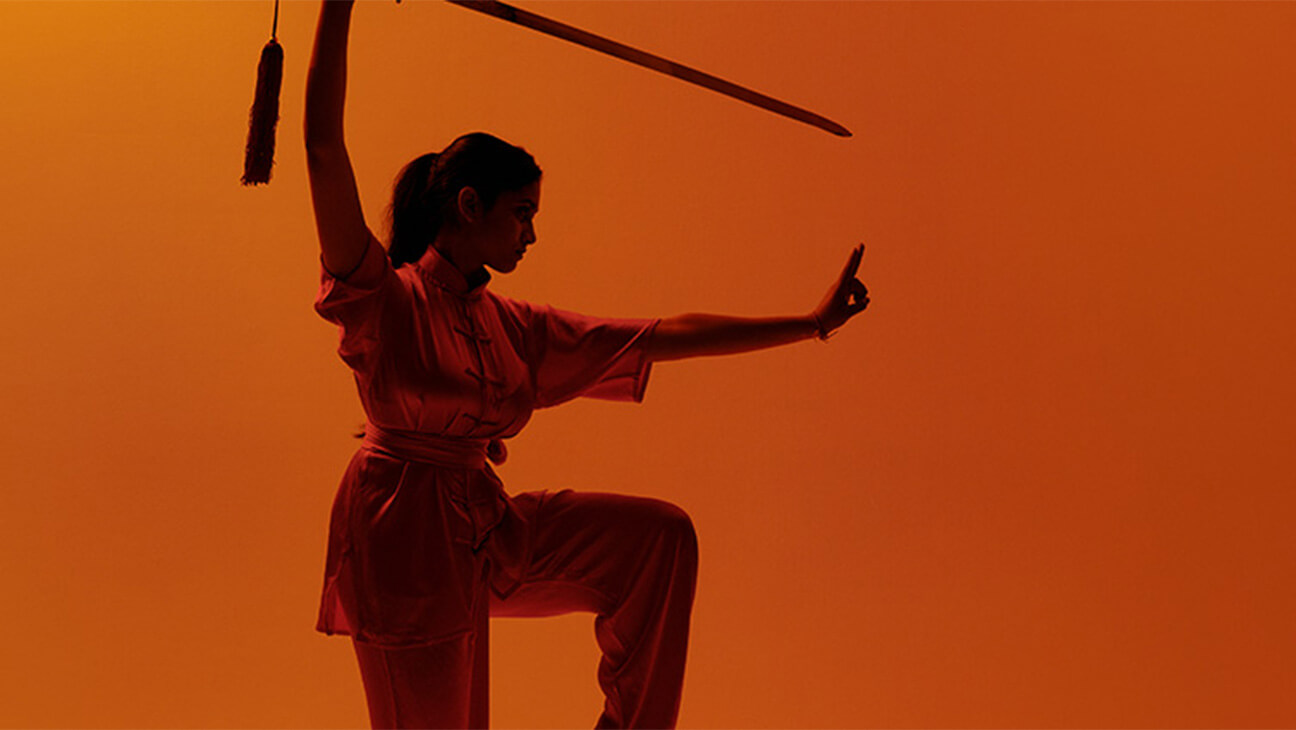 Meisje met zwaard die aan martial arts doet