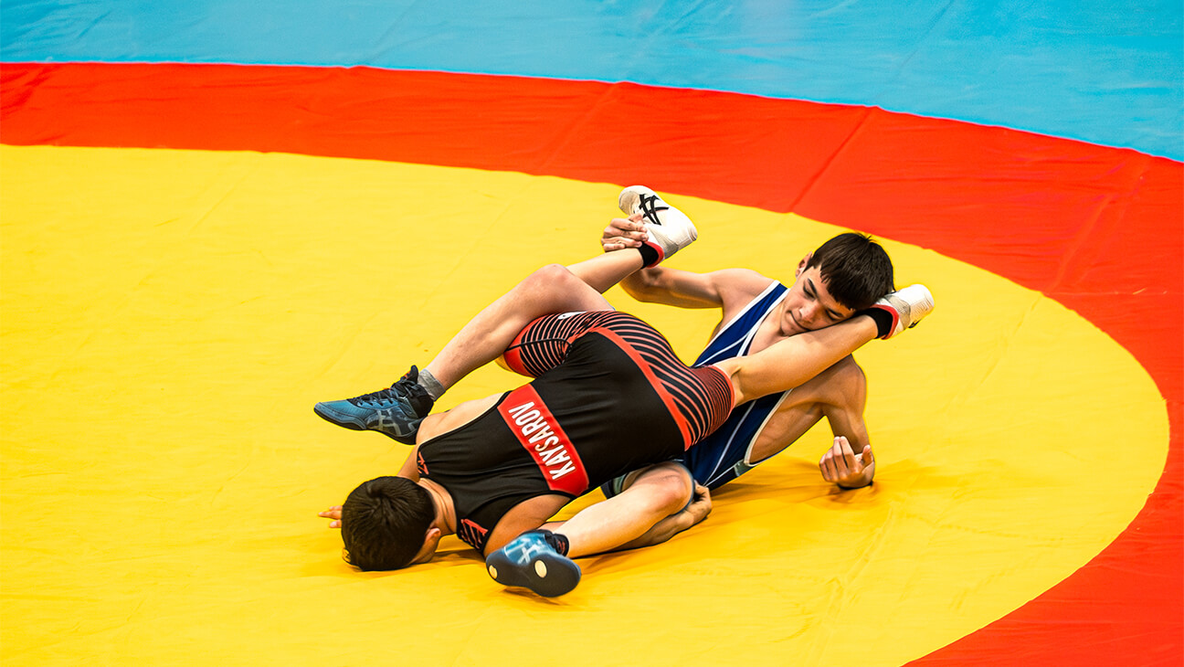2 mannen aan het worstelen