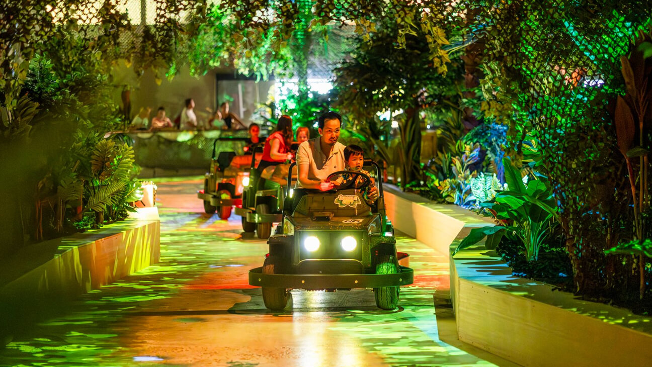 Kinderen op de botsauto's in Jungle City