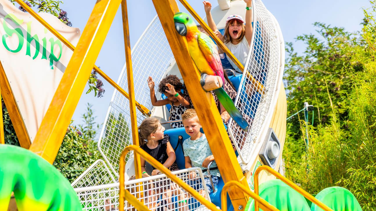 Kinderen op de piratenboot in Jungle City