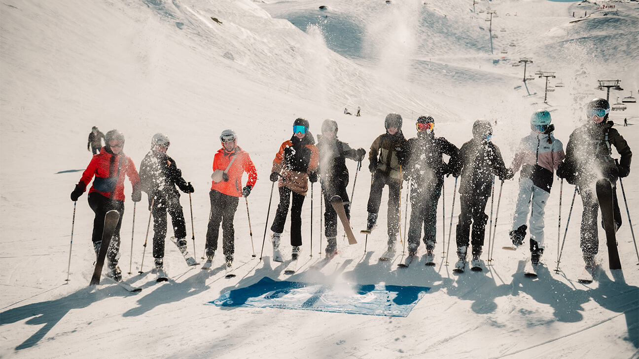 Groep skiërs op een berg