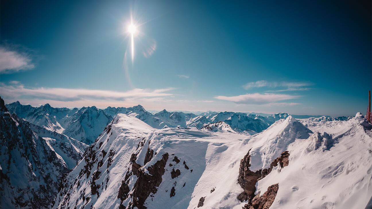 Besneeuwde bergtoppen