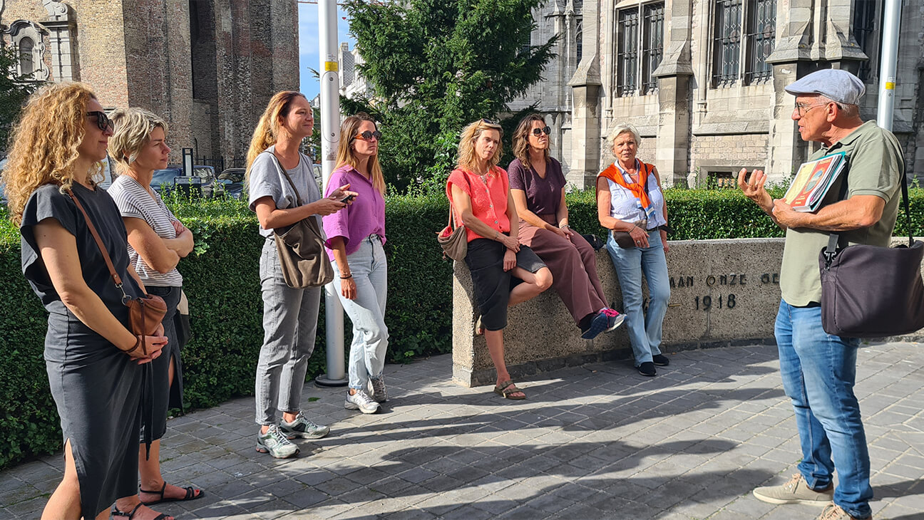 Groep luistert naar een gids